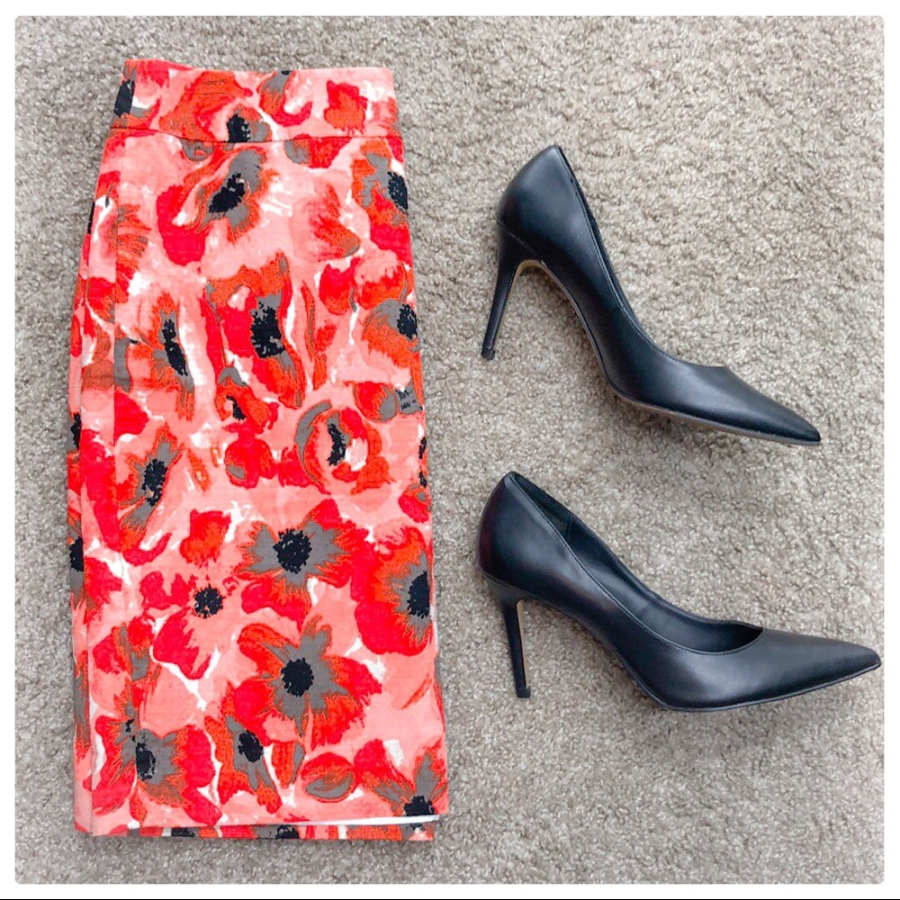 💕Beautiful Ann Taylor Mini Skirt Floral Print💕 - Picture 2 of 8